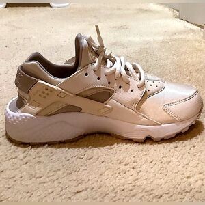 EUC🔥 Nike, white and Light Beige Athletic Sneakers super cute HUARACHES